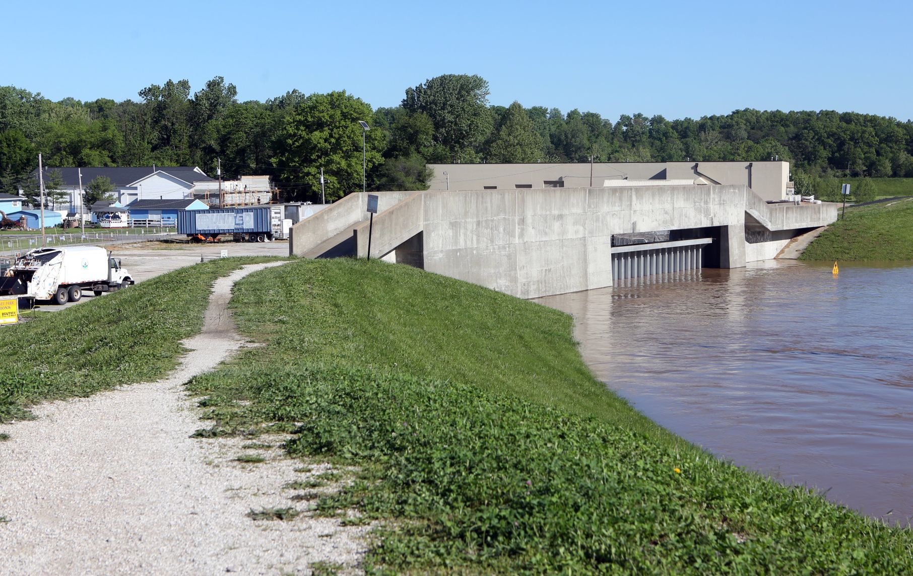 Residents continue to pack up to evacuate Valley Park